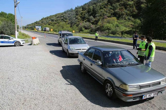 Manisa'da sokağa çıkma yasağını ihlal eden 201 kişiye idari para cezası