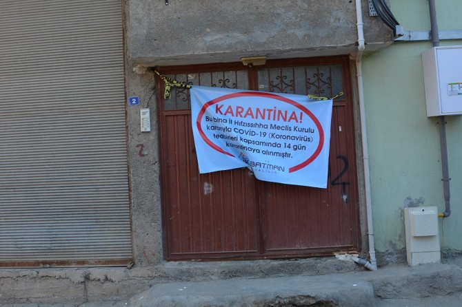 Karantinaya alınan apartman sakinleri: Kapımıza asılan brandalar rencide edici