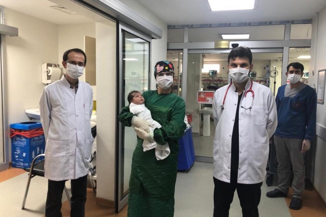 Batman'da Covid-19 tedavisi gören 2 haftalık bebek şifa bularak taburcu oldu