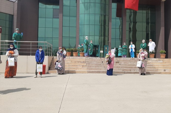 Diyarbakır’da Coronavirus'ten şifa bulan çocuklara tablet ve bebek çantası hediye edildi