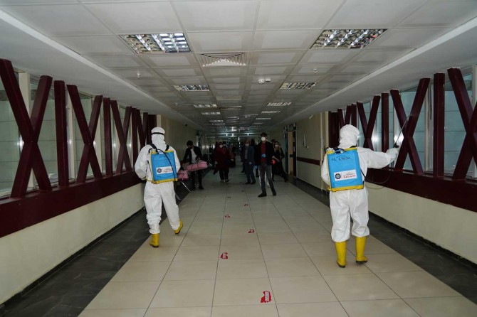 Diyarbakır'da dezenfekte çalışmaları aralıksız sürüyor