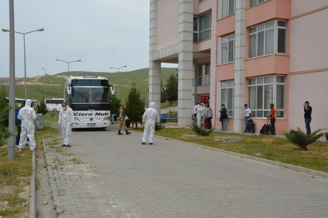 Covid-19 nedeniyle Irak'tan Batman'a getirilen 285 işçi yurda yerleştirildi