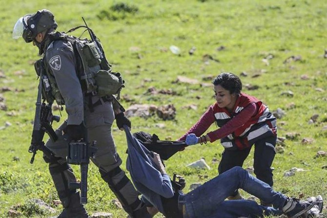 Siyonist işgal çetesi, Filistinli genci önce kurşunla vurdu sonra tutukladı