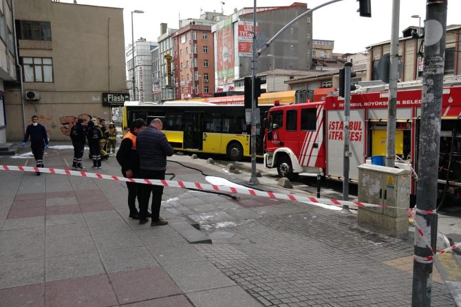İstanbul’da raydan çıkan tramvay İETT otobüsüne çarptı