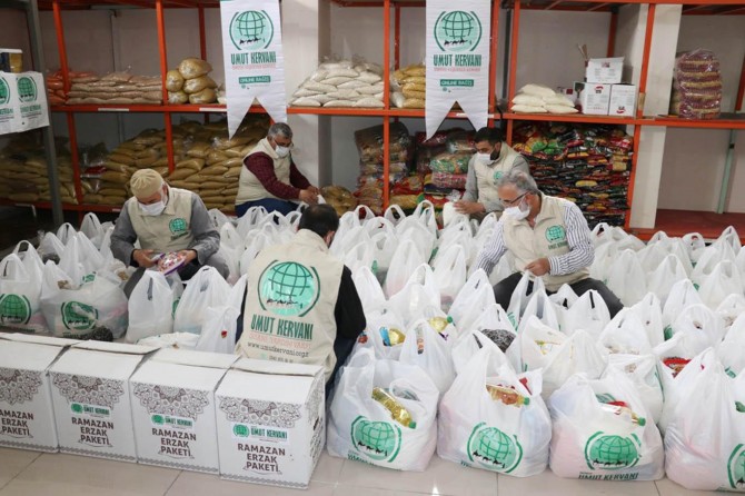 Gaziantep Umut Kervanı ihtiyaç sahiplerine "Ramazan kolisi" dağıttı