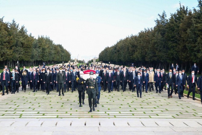 Anıtkabir'de sosyal mesafe ihlali tepki çekti