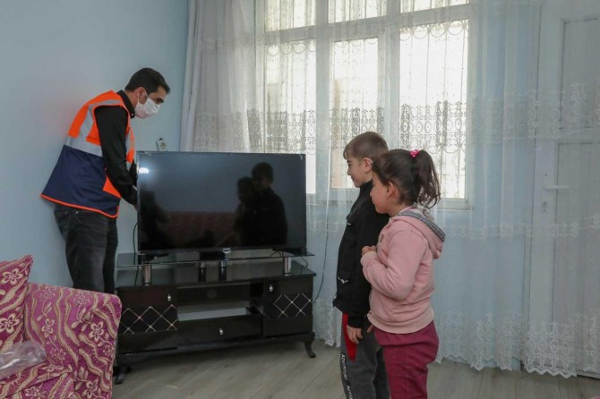 Vanlı küçük öğrenciye İpekyolu Belediyesinden eğitim desteği