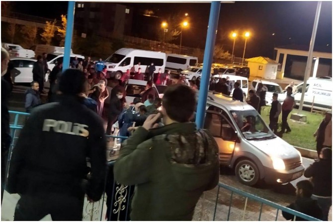 Mutki'de traktör römorku devrildi: 2 ölü 18 yaralı