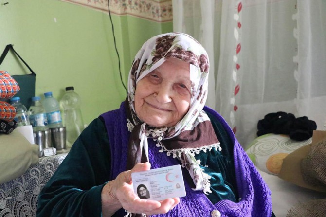 Şanlıurfa’da 100 yaşına giren vatandaşlara çeşitli hediyeler verildi