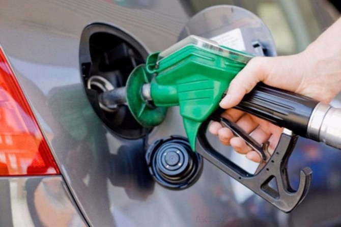 Önceki gün indirim yapılan benzine bugün yeniden zam geldi