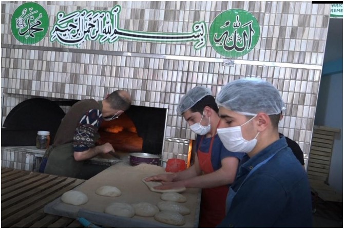 Fırıncılar sıcaklara rağmen oruçlarını tutmanın mutluluğunu yaşıyor