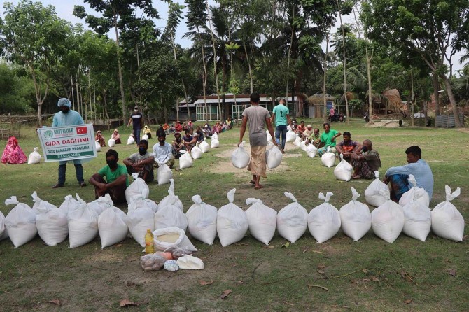 Umut Kervanı, Ramazan yardımları kapsamında Bangladeş'te yüzlerce aileye ulaştı
