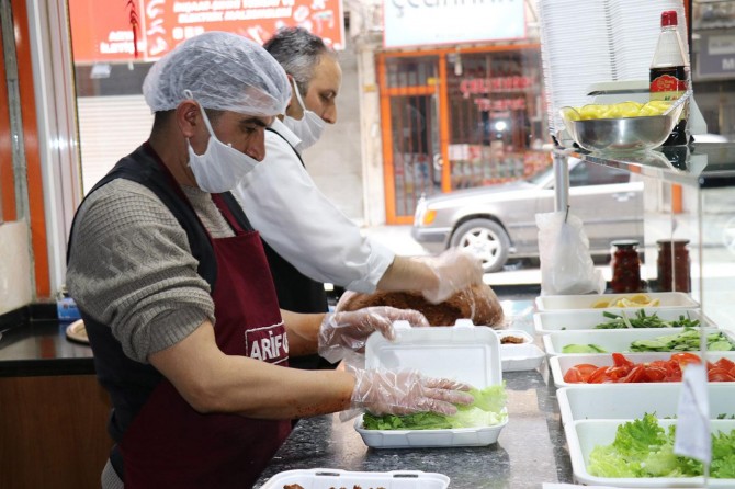 Ramazan'ın vazgeçilmesi çiğköfte, sokağa çıkma yasağında evlere servis ediliyor