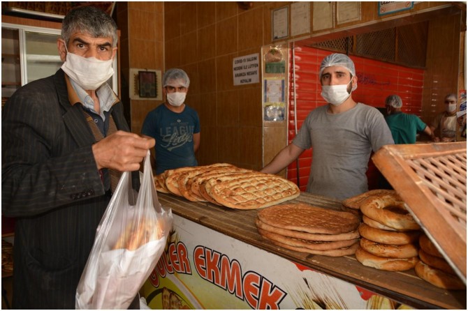 Batman'da 25 yıldır Ramazan’da ihtiyaç sahiplerine hayırseverlerin yardımıyla ekmek dağıtılıyor