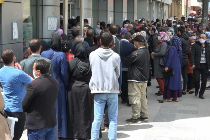 Gaziantep'te PTT ve banka önlerinde sosyal mesafe kuralları hiçe sayıldı