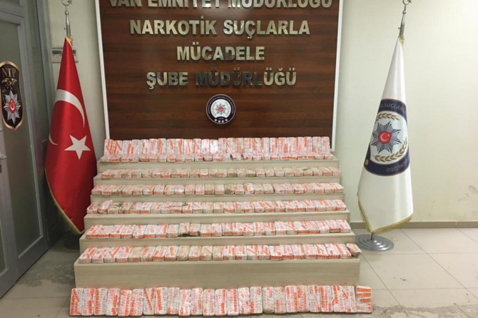 Yatak odasını gizlenmiş 102 kilogram eroin ele geçirildi