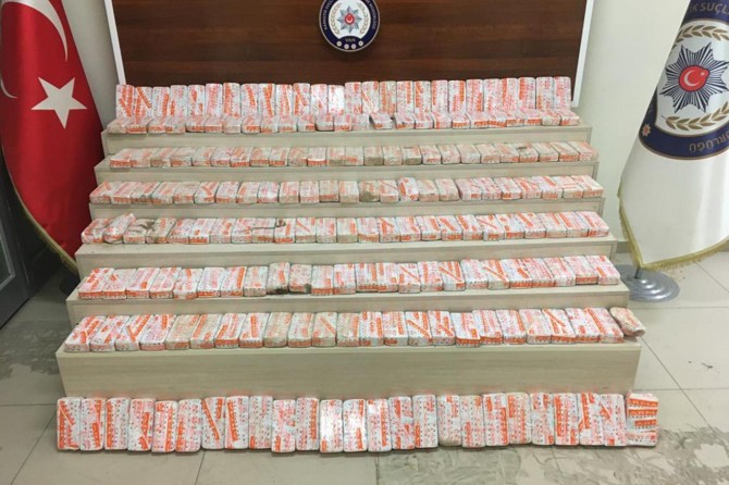 Di lêgerîna ku di malê de hat kirin de 102 kîlo eroîn hat bidestxistin