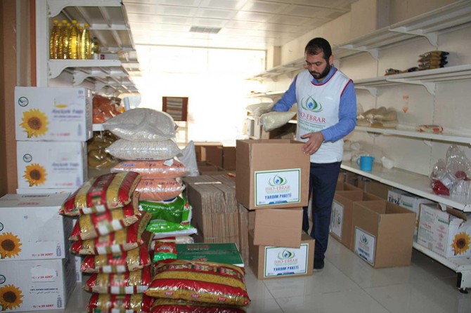 IHO-EBRAR Adana'da Ramazan kolisi dağıttı