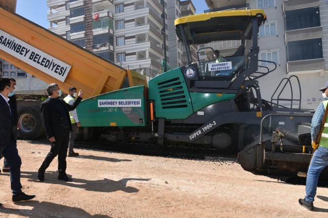 Covid-19 tedbirlerini fırsat bilen Şahinbey Belediyesi yolları asfaltlıyor