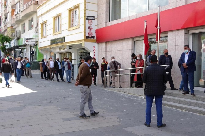 Siirt’te vatandaşlar banka önlerinde uzun kuyruk oluşturdu