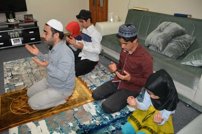 Mescide çevirdikleri evlerinde Ramazan'ı ibadetlerle ihya ediyorlar