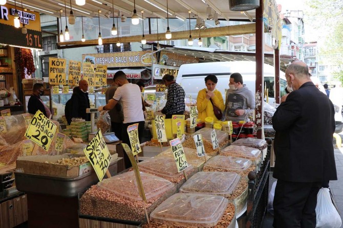 Ramazan, İstanbul'daki tarihi kadınlar pazarına bereketiyle geldi