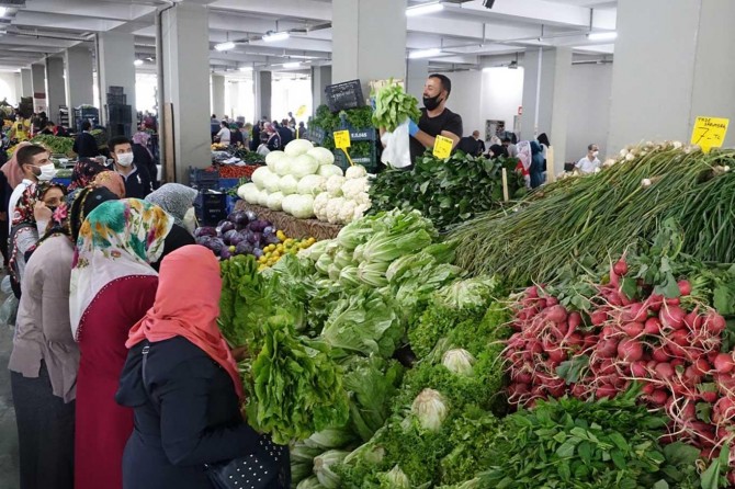 Gaziantep'te sokağa çıkma yasağı öncesi pazar önlerinde kuyruk oluştu