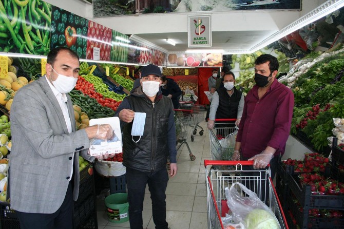 Van'da esnafa maske dağıtıldı