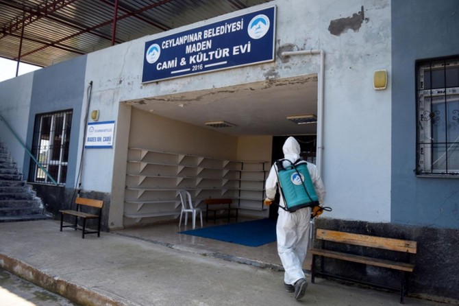 Ceylanpınar'da karantinaya alınan mahalle ilaçlandı