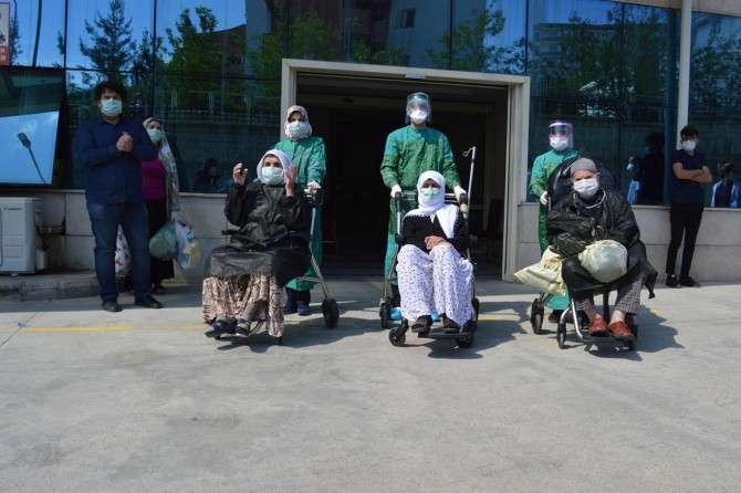 Covid-19 tedavisi gören 80 yaş üstü 3 hasta şifa bularak taburcu edildi
