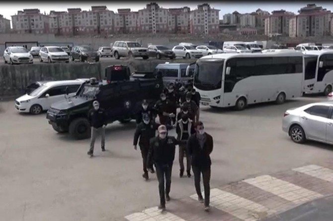 Van’da polise saldırdığı belirtilen 14 kişi daha yakalandı