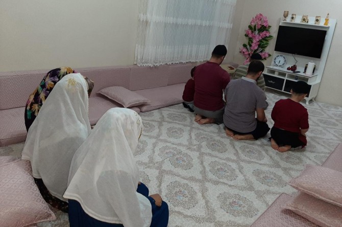 Viranşehirliler, evlerinde teravi namazı ve mukabele sünnetini sürdürüyorlar