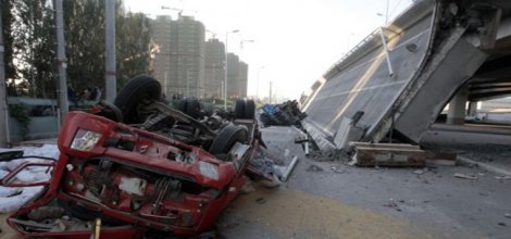 Otoyolda Çöken Köprüde 26 Kişi Öldü