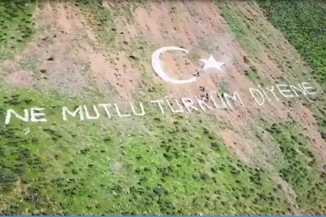 Darbe ürünü ırkçı yazıların dağlara yeniden yazılmasına tepki geldi