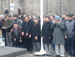 Suriye'de hayatını kaybedenler için gıyabi cenaze namazı kılındı video