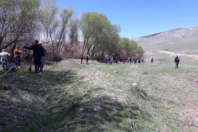Yıllardır küreklerle arazilerine su gelmesini sağlayan mahalleli yetkililere seslendi