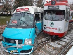 Konya'da tramvay yolcu minibüsüne çarptı: 25 yaralı foto