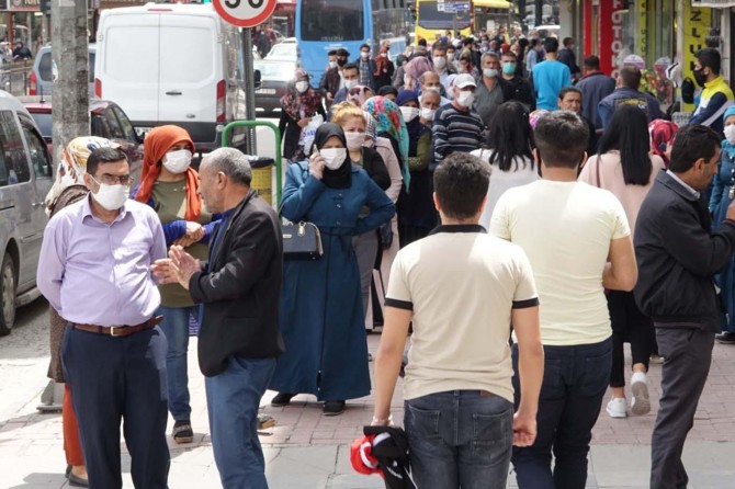 Sokağa çıkma yasağı sonrası PTT önleri ve çarşıda manzara değişmiyor