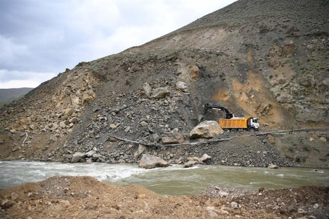 Van-Yüksekova karayolundaki yol açma çalışmaları devam ediyor