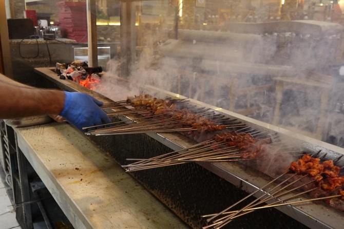 Şanlıurfalılar iftar ve sahurda ciğer kebabını sofradan eksik etmiyor