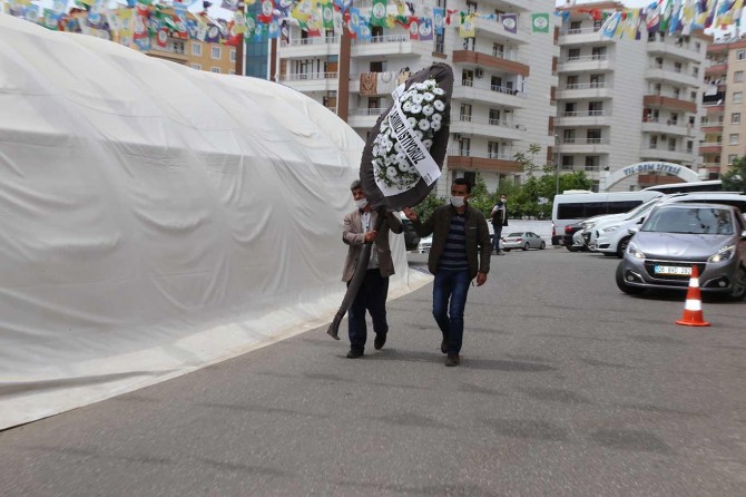 Evlat nöbetindeki aileler, Diyarbakır HDP İl Başkanlığı önüne siyah çelenk bıraktı