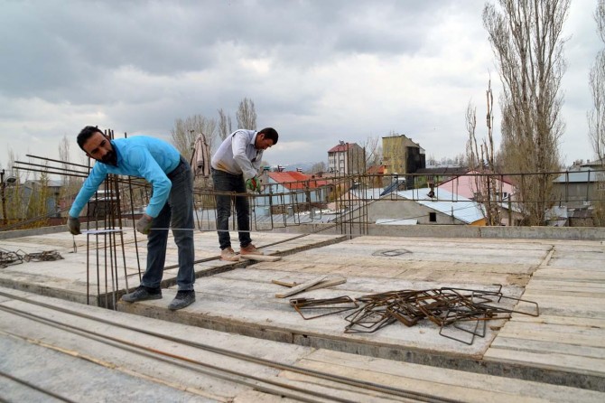 Yorucu inşaatlarda çalışıyor, oruçlarını tutmayı ihmal etmiyorlar