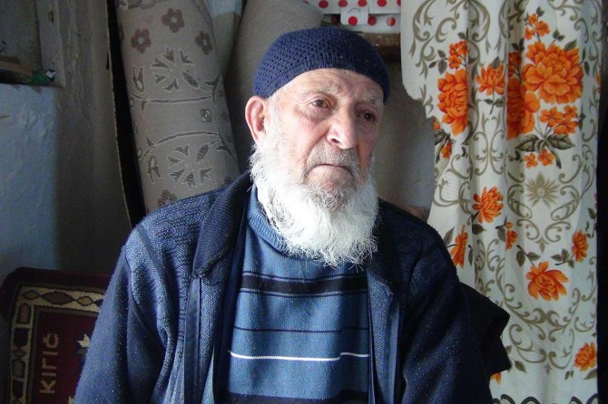 Ömrünü Allah'a kulluk içinde geçiren asırlık çınardan gençlere sitem