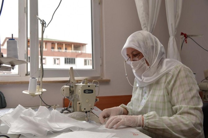 Bilecik'te gönüllü kursiyerler günlük 2 bin 500 maske üretimi yapıyor