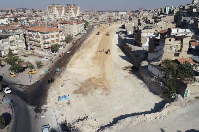 ​Covid-19 nedeniyle trafiğe kapatılan caddede çalışma başlatıldı