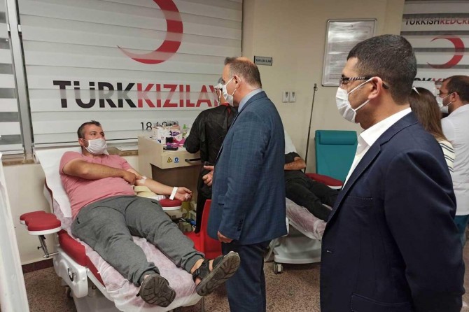 Şanlıurfa'da sağlık çalışanları kan bağışında bulundu