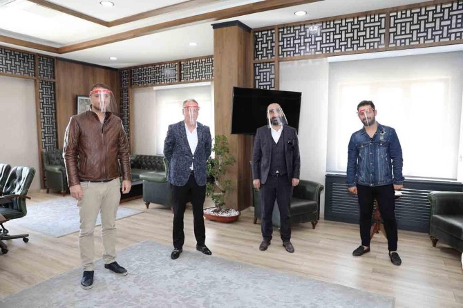 Kuaför ve berberlere ücretsiz koruyucu siper maskeler verildi