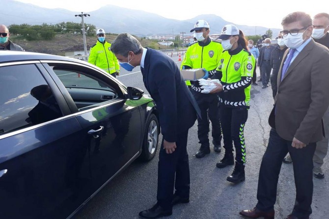 Malatya'da Trafik Haftası etkinliğinde reflektör, dezenfektan ve maske dağıtıldı