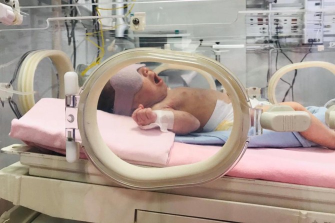 Çöp kutusundaki bebeği hastaneye getiren kâğıt toplayıcıları ödüllendirildi