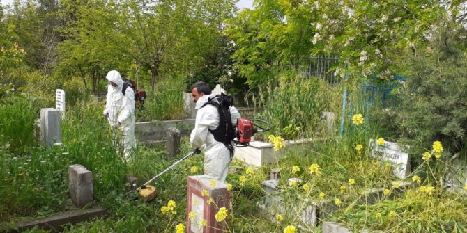 Diyarbakır Büyükşehir Belediyesinden mezarlıklarda yabani ot temizliği